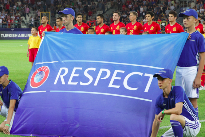 drapeau respect de l'uefa sur un terrain