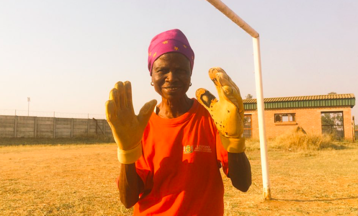 grand-mère en tenue de gardien de football