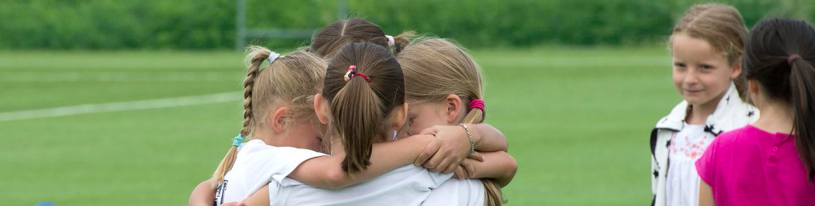 celebration de jeunes joueuses de football feminin