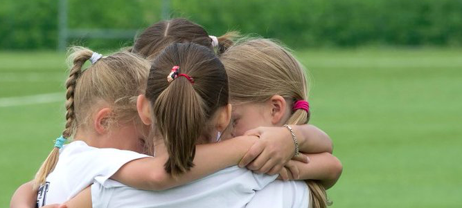 jeunes joueuses de football en format portrait