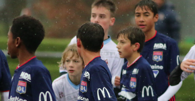 Jeunes en formation de football