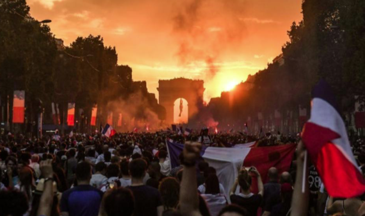 rassemblement des bleus sur les champs Élysées pour Positive Football