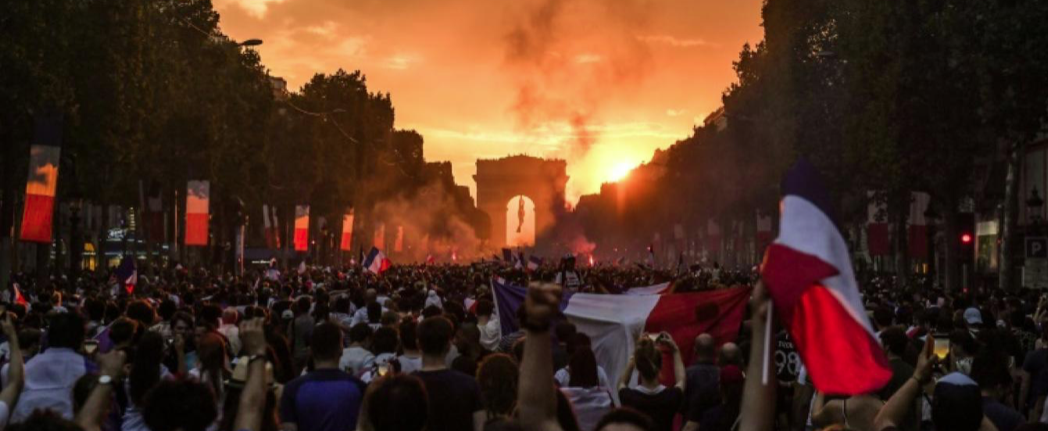 rassemblement des bleus sur les champs Élysées pour Positive Football