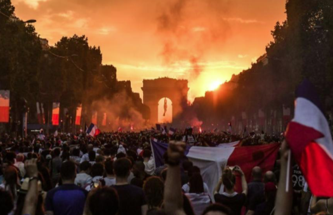 rassemblement des supporters des bleus sur les champs elysees